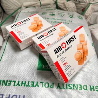 BĂNG CÁ NHÂN TIỆT TRÙNG Aid First và Bandage.