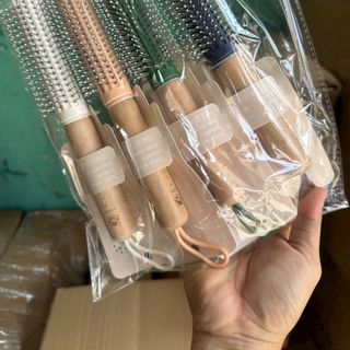 Lược tròn cán gỗ tạo kiểu