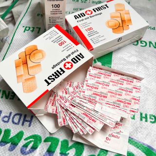 BĂNG CÁ NHÂN TIỆT TRÙNG Aid First và Bandage.