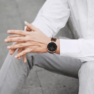 ĐỒNG HỒ NAM NỮ CAO CẤP D WELLINGTON CLASSIC BLACK DÂY DA HỘP NƠ TEM