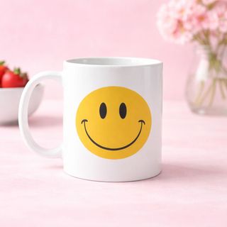 Ly sứ trắng với mặt cười tươi sáng, vui vẻ