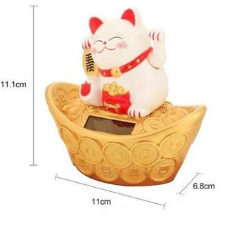 CHÚ MÈO MAY MẮN NGỒI TRÊN THỎI VÀNG