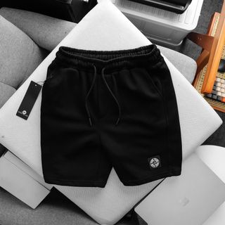 Mẫu quần short nỉ form ngang gối, chất mềm mịn. Logo dệt chuẩn hãng, sắc nét.