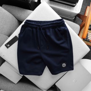 Mẫu quần short nỉ form ngang gối, chất mềm mịn. Logo dệt chuẩn hãng, sắc nét.