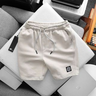 Mẫu quần short nỉ form ngang gối, chất mềm mịn. Logo dệt chuẩn hãng, sắc nét.