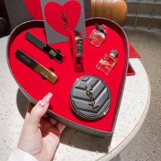 SALE SET ĐỒNG HỒ SIÊU CẤP YXL HỘP TRÁI TIM ĐỎ BỘ MỸ PHẨM