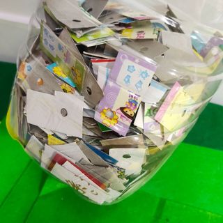 Hộp giấy bấm lỗ mấy trăm tấm như hình chỉ 30k 1 hộp