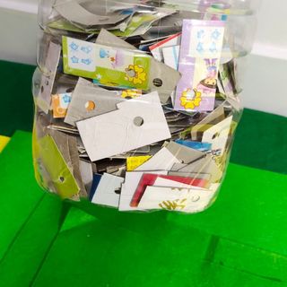 Hộp giấy bấm lỗ mấy trăm tấm như hình chỉ 30k 1 hộp