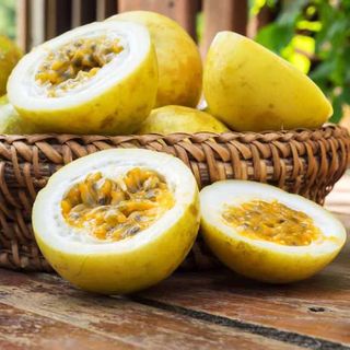 Chanh dây vàng ngọt hương ổi - đặc sản "lạ mà ngon" đang hot tại TP.HCM