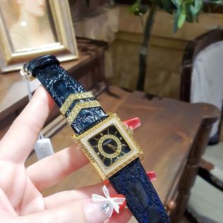 ĐỒNG HỒ NỮ CAO CẤP VERSA DÂY DA ĐEN MẶT VUÔNG HOA VĂN ĐÍNH HỘT