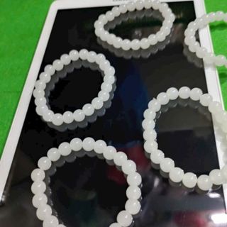 Chuỗi đeo tay phong thủy màu trắng đá 8mm