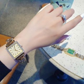 SĂN SALE ĐẦU NĂM ĐỒNG HỒ NỮ THỜI TRANG GUECS DÂY XÍCH MẶT VUÔNG GOLD