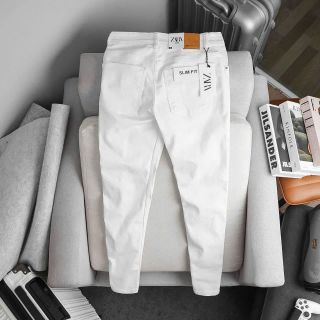 Jean slim fit , màu theo hình từng mẫu , chuẩn form với ống quần ,Vải 9 phẩm dày dặn có thun co dãn.