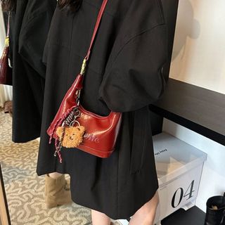 Túi xách nữ, túi đeo chéo dáng thuyền da bóng tặng kèm gấu treo K621