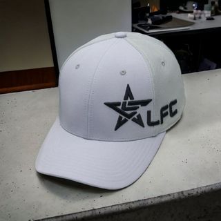 NÓN LƯỠI TRAI BÍT ĐUÔI THÊU LFC MỘT BÊN CHẤT LIỆU VÀI DÙ PHỐI LƯỚI MÚT