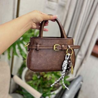 Túi xách nữ, túi đeo chéo hai quai da dày form cứng cáp tặng kèm charm vợt dễ thương K740