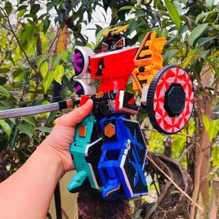 HỘP SIÊU NHÂN THẦN KIẾM