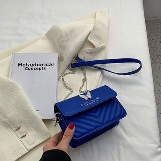 Túi xách nữ túi đeo chéo chần chỉ nắp trơn gắn hình bướm K542