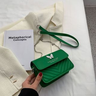 Túi xách nữ túi đeo chéo chần chỉ nắp trơn gắn hình bướm K542