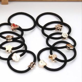 Cột tóc cho nữ màu đen có mặt kim loại