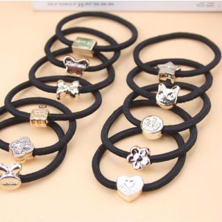 Cột tóc cho nữ màu đen có mặt kim loại