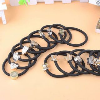 Cột tóc cho nữ màu đen có mặt kim loại