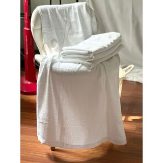 Khăn tắm trắng khách sạn trơn, logo, chỉ xanh, 65x130cm, xuất dư,sợi CD, nặng 250g