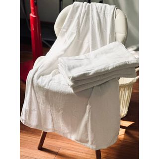 Khăn Tắm Trắng Khách Sạn Trơn, Logo KT 65x130cm, Xuất Dư Sợi CD, nặng 250g
