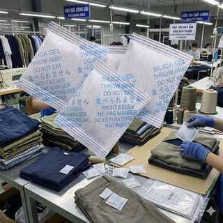 Gói Hút Ẩm Silicagel Cho Ngành May Mặc – Giải Pháp Chống Ẩm Hiệu Quả Khi Lưu Kho & Xuất Khẩu