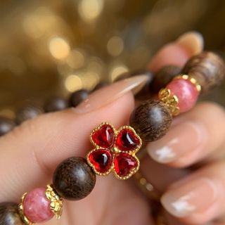 VÒNG TAY TRẦM PHỐI CHARM HOA MAY MẮN