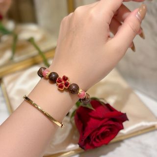 VÒNG TAY TRẦM PHỐI CHARM HOA MAY MẮN