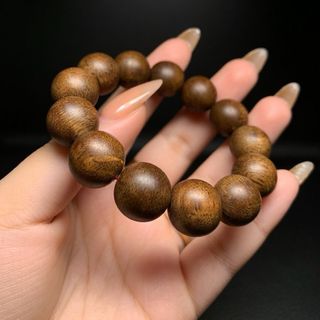 VÒNG ĐEO CỔ TRẦM HƯƠNG- Cty Sx trầm hương Tự nhiên Minh Tường Mt