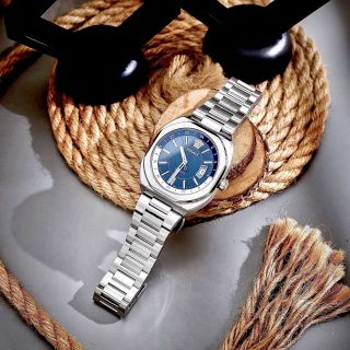 VERSA𝐕-𝐂𝐨𝐧𝐭𝐞𝐦𝐩𝐨