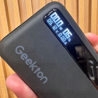 Pin dự phòng 10.000 Geekton C1110mAh sạc nhanh 30W