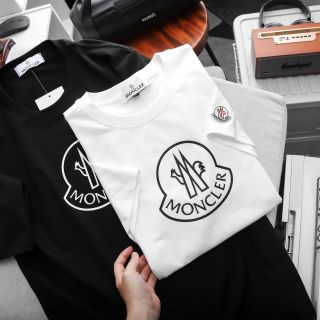 Áo Moncler.  Chất vải cotton 4 chiều mịn mướt.  Logo sắc nét xịn xò.