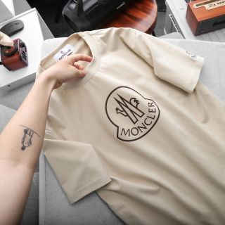 Áo Moncler.  Chất vải cotton 4 chiều mịn mướt.  Logo sắc nét xịn xò.