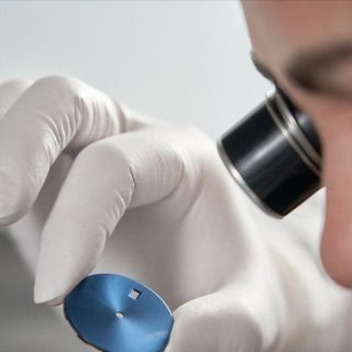 ĐỒNG HỒ NAM SIÊU CẤP ROLXE BẠC MẶT XANH NAVY  CÓ GIẤY KIỂM ĐỊNH KIM LOẠI QUÝ