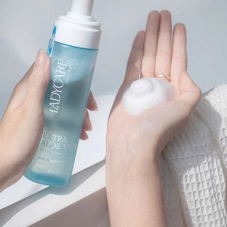 Bọt vệ sinh Ladycare Extra Aloe Vera