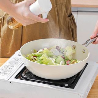 CHAI XỊT DẦU ĂN 200ML