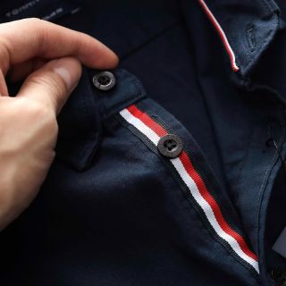 Mẫu sơmi với chất vải cotton mịn co giãn nhẹ thoáng mát.