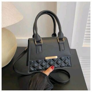 Túi xách nữ, túi đeo chéo hai quai chần chỉ nắp trơn gắn mác K497