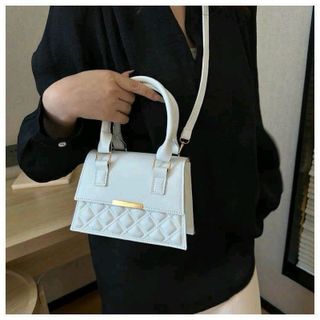Túi xách nữ, túi đeo chéo hai quai chần chỉ nắp trơn gắn mác K497