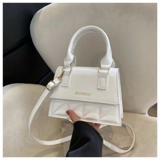 Túi xách nữ, túi đeo chéo hai quai chần chỉ nắp trơn gắn mác K497