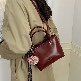 Túi xách nữ, túi deo chéo da bóng nhăn kèm móc gấu xinh K696