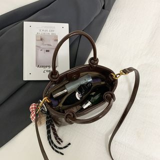 Túi xách nữ, túi deo chéo da bóng nhăn kèm móc gấu xinh K696