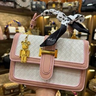 Túi xách nữ kẹp nách đeo chéo da vân nổi cham gấu đồng K700