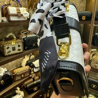 Túi xách nữ kẹp nách đeo chéo da vân nổi cham gấu đồng K700