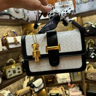 Túi xách nữ kẹp nách đeo chéo da vân nổi cham gấu đồng K700