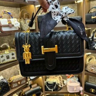 Túi xách nữ kẹp nách đeo chéo da vân nổi cham gấu đồng K700