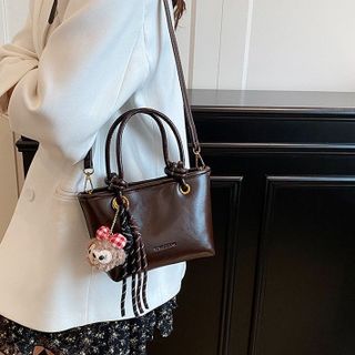 Túi xách nữ kẹp nách đeo chéo da bóng nhăn kèm móc gấu xinh K696